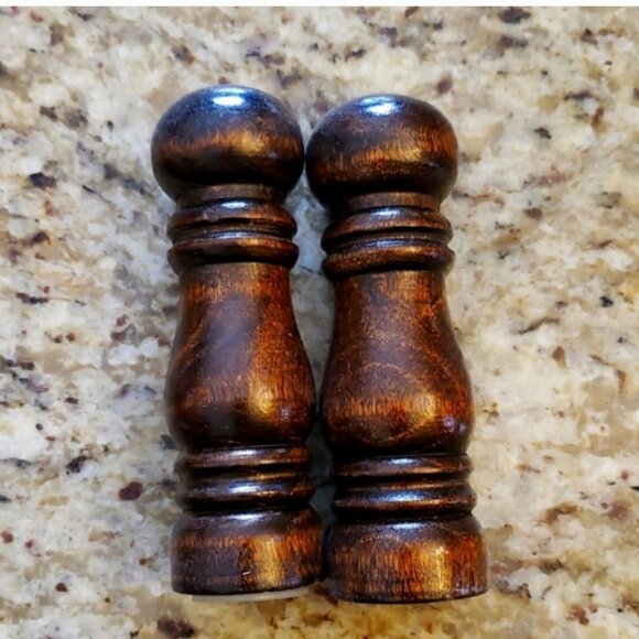 Vintage wooden salt & pepper shakers - Picture 1 of 7